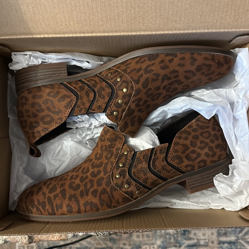 Clarks wide width size 8 Trish bell leopard loafers.